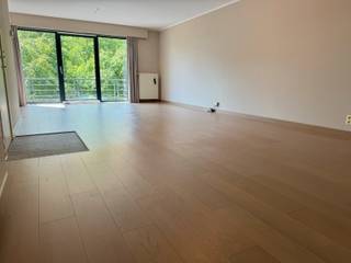 Dit mooi gelegen ruim appartement op de 1e verdieping beschikt over een inkomhal met vestiaire en gastentoilet, een heel ruime en lichtrijke...