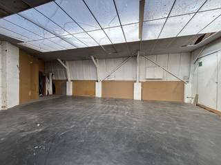 Dit ruime en veelzijdige pand in Zwijndrecht biedt tal van mogelijkheden voor zowel professionele, creatieve als sportieve doeleinden.<br /><br />De ruimte is verdeeld over twee verdiepingen en kan ingericht worden als magazijn, atelier, werkruimte, danszaal of polyvalente ruimte.<br />Ook voor activiteiten zoals yoga, pilates, meditatie, keramiek, workshops of groepslessen is dit een interessante locatie.<br /><br />Daarnaast beschikt het pand over een ruime, rolstoeltoegankelijke sanitaire ruimte en voldoende praktische opbergruimte.<br /><br />Dankzij de centrale en vlot bereikbare ligging in Zwijndrecht is dit een ideale locatie voor ondernemers, zelfstandigen, verenigingen, kunstenaars of coaches die op zoek zijn naar een veelzijdige ruimte met verschillende gebruiksmogelijkheden.<br /><br /><strong>Praktische informatie:</strong>
<ul>
	<li>Onmiddellijk beschikbaar</li>
	<li>Huurwaarborg: 3 maanden huur (€2.100,-)</li>
</ul>
Wil je dit pand bezoeken? Contacteer ons via 03/775.78.79.<br /><br />Neem voor ons volledig aanbod een kijkje op http://www.immoselekt.be<br /> 