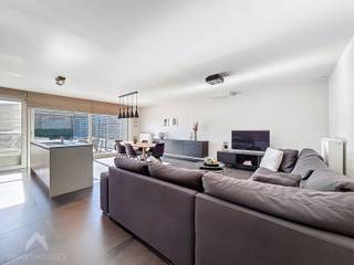 <p>Zeer energiezuinige woning op een centrale locatie bestaande uit een inkomhal met gastentoilet, polyvalente ruimte die momenteel dienst doet als kapsalon, praktische was/bergplaats, lichtrijke leefruimte met eet-en zithoek, volledig uitgeruste open keuken, onderhoudsvriendelijke (kunstgras) zuid gerichte tuin met aangelegd terras en een uitweg via garage (met sectionale poort) op een achterliggend straatje.</p>
<p>Op het verdiep zijn 3 slaapkamers die allemaal voorzien zijn van ingemaakte kasten, nachthal met afzonderlijk toilet, ingerichte badkamer (douche, ligbad en dubbele lavabo) en een trapluik naar de geïsoleerde zolder.</p>
<p>Extra troeven:</p>
<ul>
<li>Energiezuinig</li>
<li>Voorzien van 18 zonnepanelen</li>
<li>Airco (gelijkvloers en verdiep)</li>
<li>Ventilatiesysteem (type D)</li>
<li>Conforme keuring elektriciteit.</li>
<li>Zonnescreens + rolluiken</li>
<li>Regenwaterput van 15.000L</li>
<li>Uitweg via tuin met achterliggende oprit voor meerdere wagens</li>
<li>Aangelegde voortuin</li>
<li>In de nabijheid van scholen, winkels, het centrum en openbaar vervoer</li>
</ul>
<p>Deze woning is te koop ZONDER makelaar via het concept van Smart Houses! Verdere inlichtingen of bezoek? Contacteer rechtstreeks de eigenaar via 0496/45.37.95.</p>