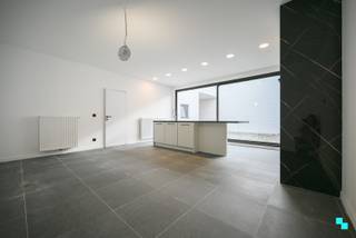 Ontdek dit volledig vernieuwd gelijkvloers appartement met<strong> twee slaapkamers</strong> (waarvan één volwaardige) en een aangenaam zonneterras in hartje Wevelgem. Het gebouw werd in 2025 volledig vernieuwd en vergund tot een kleinschalige residentie bestaande uit twee appartementen en drie garageboxen. Het betreffende appartement heeft een bewoonbare oppervlakte van ca. 76m² (volgens opmetingen) en is volledig instapklaar. Inkomhal, eerste (kleinere) kamer, de volwaardige slaapkamer, de badkamer met inloopdouche, wastafel en toilet, alsook de open geïnstalleerde keuken en woonkamer met aansluitend terras. Het terras is op heden nog open met de doorrit naar de garageboxen, maar deze kan door de koper perfect wordt ingericht om privacy te waarborgen. CV op aardgas | Elektriciteit conform | Asbestveilig | EPC label C (geen renovatieverplichting) | Plattegrond hieronder te downloaden. Laurence (BIV 541 501) organiseert voor dit appartement de bezoeken, mits het maken van een afspraak.