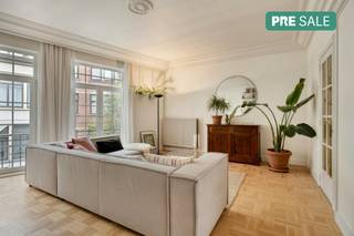 Bent u op zoek naar een karaktervolle woning op een toplocatie? Deze instapklare burgerwoning uit 1950 in de Colomastraat biedt de perfecte...