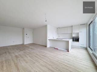 Dit energiezuinige en zeer ruime 3-slpk-appartement is gelegen in de kleinschalige nieuwbouwresidentie Alexis.<br />Gelegen langs een invalsweg, op een boogscheut van het centrum van Waregem.
<h4><span>Het appartement omvat : </span><span><span>Inkomhall met gastentoilet, wasplaats, leefruimte met open keuken (samen 40m²), terras 13m² achteraan, koele berging, </span><strong>3</strong><span> slaapkamers (13, 7 &amp; 7m²) en badkamer met inloopdouche en toilet</span> -</span><span><span><span> </span></span></span><span>Inclusief garage </span></h4>
<span><u><span>Elk appartement is hoogwaardig afgewerkt en voorzien van alle hedendaagse en vooruitstrevende technieken:</span></u></span>

<ul>
	<li><span><span>Perfect geïsoleerde bouwschil met hoge luchtdichtheid en een hoog akoestisch comfort</span></span></li>
	<li><span><span>Vloerverwarming met warmtepomp (lucht-water) (ook comfortkoeling)</span></span></li>
	<li><span><span>Constante aanvoer van verse lucht dmv een ventilatiesysteem type D met warmterecuperatie </span></span></li>
	<li><span><span>Zonnepanelen voor ieder appartement (privatief)</span></span></li>
	<li><span><span>Domotica pakket Velbus</span></span></li>
	<li><span><span>Gegarandeerd lagere energiefacturen (+/- E 12)</span></span></li>
	<li><span><span>Volledig ingerichte keuken voorzien van alle inbouwapparatuur</span></span></li>
	<li><span><span>De appartementen worden volledig geschilderd  </span></span></li>
	<li><span><span>Berging voor vuilnis</span></span></li>
	<li><span><span>Mogelijkheid om parkings P07 en P08 bij te huren aan 35 €/mnd</span></span></li>
	<li><span><span>Fietsenstalling</span></span></li>
</ul>
<span><span>De appartementen zullen beschikbaar zijn vanaf januari/februari 2026</span></span><br /> 