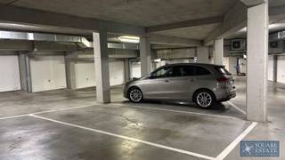 Square Estate stelt u deze parkeerplaats voor, gelegen in een beveiligd gebouw op de Markt in Wemmel. Mis deze kans niet om deze parkeerplaats aan te...