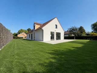 <p><strong>Op zoek naar een ruime, volledig gerenoveerde gezinswoning met zuidgerichte tuin op een rustige en aangename locatie? Dan is deze prachtige woning in Male absoluut het ontdekken waard. <br /><br />GELIJKVLOERS SLAPEN MOGELIJK. </strong></p>
<p>Deze woning werd <strong>volledig gerenoveerd</strong> (2026) en is dankzij de hedendaagse afwerking en praktische indeling helemaal klaar om nieuwe bewoners te verwelkomen.</p>
<p>De woning beschikt over maar liefst <strong>5 slaapkamers (waarvan 2 gelijkvloerse)</strong>, waardoor er volop ruimte is voor een groot gezin, een thuiskantoor, hobbyruimte of logeerkamer. Daarnaast zijn er <strong>2 moderne badkamers</strong> (o.a. gelijkvloerse douchekamer) en <strong>2 afzonderlijke toiletten</strong>, wat zorgt voor extra comfort en gebruiksgemak.</p>
<p>Een bijkomende troef is de <strong>extra zolderruimte</strong>, die tal van mogelijkheden biedt voor extra bergruimte of kan worden ingericht volgens uw eigen wensen.</p>
<p>De woning is gelegen in een <strong>rustige en aangename woonwijk in Male</strong>, een geliefde omgeving waar rust en bereikbaarheid mooi samenkomen. Ideaal voor wie rustig wil wonen, maar toch vlot toegang wil hebben tot winkels, scholen, voorzieningen en het centrum van Brugge.</p>
<p><strong>Een ruime, moderne en volledig gerenoveerde woning op een rustige locatie? Deze woning combineert comfort, ruimte en een hedendaagse uitstraling en is klaar voor een nieuwe eigenaar.</strong></p>
<p><strong>Plan vandaag nog uw bezoek en ontdek zelf de ruimte en mogelijkheden die deze woning te bieden heeft!</strong></p>
<p>Contacteer Bonne Vastgoed 7 op 7 voor meer info via 0468/10.40.40 of info@bonnevastgoed.be</p>