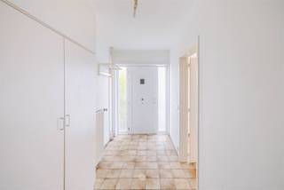 <p><span>DESTELBERGEN - Instapklare gezinswoning nabij het centrum van Destelbergen</span></p><p><span> </span></p><p><span>Gelegen aan de Galgenberglaan 17 te Destelbergen vinden we deze instapklare gezinswoning.</span></p><p><span> </span></p><p><span>De belangrijkste troeven in een notendop:</span></p><ul><li><span>Centraal gelegen op wandelafstand van winkels, scholen, openbaar vervoer...</span></li><li><span>Vlotte verbinding met de R4 en de E17</span></li><li><span>Ruime oprit en stadstuin </span></li><li><span>3 slaapkamers</span></li><li><span>2 badkamers </span></li></ul><p><span> </span></p><p><span>De indeling gaat als volgt:</span></p><p><span>Gelijkvloers: </span></p><p><span>Via de inkomhal komt u in de eet-en leefruimte, die doorloopt naar de uitgeruste keuken. Aanpalend is er een praktische berging. </span></p><p><span>Daarnaast vindt u op het gelijkvloers ook een badkamer met douche, lavabomeubel en toilet.</span></p><p><span>Tot slot is er nog een gezellige stadstuin, die bereikbaar is via de keuken. </span></p><p><span> </span></p><p><span>Verdieping: </span></p><p><span>Op de eerste verdieping bevinden zich 3 slaapkamers en een tweede badkamer, uitgerust met bad, lavabomeubel en toilet. </span></p><p><span> </span></p><p><span>Zolder:</span></p><p><span>Ruime zolder met potentieel (44 m²).</span></p><p><span> </span></p><p><span>Belangrijk: </span></p><p><span>Richtprijs: 419.000 EUR</span></p><p><span>EPC: B </span></p>