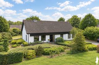 <p><strong>Deze ruime en zeer goed onderhouden villa is ideaal gelegen op een zuidgeoriënteerd perceel van ca. 1.705 m², in een rustige, groene en kindvriendelijke villawijk te Retie. De woning biedt verrassend veel ruimte en beschikt onder andere over 6 slaapkamers, 2 badkamers, een lichtrijke leefruimte en heel wat praktische bergruimte. Ook buiten is het aangenaam vertoeven dankzij de zuidgerichte tuin, het terras en de gezellige tuinkamer met open haard. De ligging vormt een bijkomende troef: bossen en talrijke fiets- en wandelroutes bevinden zich in de onmiddellijke omgeving, terwijl Retie, Postel, Dessel en Nederland op korte afstand gelegen zijn.<br /><br /></strong><span>Gelijkvloerse verdieping</span>: <span>Via de inkomhal betreedt u de woning. Rechts bevinden zich een vestiaire en een apart gastentoilet. Links geeft een deur toegang tot de ruime en lichtrijke woonkamer, die dankzij de grote raampartijen geniet van veel natuurlijk daglicht en een mooi zicht op de tuin. De leefruimte is opgedeeld in een gezellige zithoek met open haard en een eetkamer.<br /><br /></span><span>Aansluitend bevindt zich de keuken, uitgerust met een oven, elektrisch kookvuur en veel kastruimte. Naast de keuken ligt een praktische bijkeuken met ingemaakte kasten, aansluitingen voor wasapparatuur en vaatwasser en een achterdeur die rechtstreeks toegang geeft tot de tuin.<br /><br /></span><span>Via de nachthal bereikt u een eerste badkamer met douche, wastafel en toilet, een dressing en drie slaapkamers, waarvan één momenteel ingericht is als bureau en voorzien is van ingemaakte kasten. Ook één van de andere slaapkamers beschikt over ingemaakte kasten en een wastafel.<br /><br /><span>Verdieping:</span> Vanuit de inkomhal leidt de trap naar de verdieping. Hier bevinden zich nog eens drie ruime slaapkamers, waarvan twee voorzien zijn van ingemaakte kasten en een wastafel. Daarnaast is er een tweede badkamer met ligbad en douche en een apart toilet. De nachthal beschikt eveneens over praktische ingemaakte kasten. Een bijkomende troef is de bijzonder ruime opbergmogelijkheid: de schuine wanden over nagenoeg de volledige verdieping werden ingericht als bergruimte.<br /><br /><span>Buitengebeuren:</span> De woning beschikt over een aangename, zuidgerichte tuin met terras. Aansluitend aan de woning bevindt zich een gezellige tuinkamer / overdekt terras met open haard, waardoor u ook tijdens koelere momenten optimaal van de tuin kunt genieten. De tuin is achteraan volledig omheind en biedt veel rust en privacy.<br /><br />Naast de tuinkamer bevindt zich nog een praktische berging met spoelbak en technische ruimte. Aan de woning is tevens een overdekte carport voorzien, met in het verlengde een royale fietsenberging/werkplaats die heel wat extra praktische ruimte biedt. Vooraan beschikt de woning over een oprit met ruime parkeergelegenheid.<br /><br /><span>Bijzonderheden:</span> <br />- B</span>ouwjaar: 1988<br />- Centrale verwarming op aardgas via radiatoren<br />- Veluxramen voorzien van rolluiken<br />- Houten schrijnwerk<br />- Vliegenramen<br />- Kruipruimte onder de volledige woning<br />- Veel ingemaakte kasten en bergruimte<br />- Overdekte carport<br />- Rustige en kindvriendelijke villawijk<br />- Groene ligging nabij bossen en diverse fiets- en wandelroutes</p>