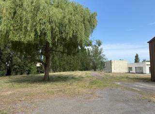 Bouwgrond (6.649,47 m²) in zone voor bedrijvigheid mét bouwvergunning.Het huidige bedrijfsgebouw waarvoor een sloopvergunning werd afgeleverd...