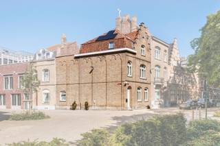 Ontdek deze authentieke en charmante, gerenoveerde hoekwoning met 3 kamers op een unieke ligging in het hart van Ieper aan de voet van...