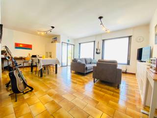 Moorslede - Woning met 3 slaapkamers te koop.<br /><br /><u>Indeling:</u><br />Bij het binnenkomen via de <strong>inkomhal</strong>, gaan we naar de <strong>leefruimte </strong>die voorzien is van een <em>zithoek</em>, <em>bureauhoek </em>en <em>eetplaats </em>met veel lichtinval.<br />Aansluitend vinden we de <strong>keuken </strong>die vernieuwd werd in 2023. De keuken is voorzien van een oven en gasfornuis. Vanuit de keuken hebben we zicht op de tuin. De <strong>tuin </strong>is voorzien van een <strong>terrasruimte </strong>waaraan een <em>praktische</em> <strong>berging</strong>/<strong>werkruimte </strong>aanpaalt met een oppervlakte van 30m².<br />Naast de ruime leefruimte bevindt zich de <strong>badkamer </strong>met douche met een lavabo en toilet. De badkamer werd ook vernieuw in 2023.<br />Op het <u>gelijkvloers</u> vinden we de <strong>twee slaapkamers</strong> terug. De ene wordt momenteel gebruikt wordt als <em>dressing </em>en <em>wasruimte</em>. De andere wordt gebruikt als <em>bureau</em>.<br />Op de <u>eerste verdieping</u> vinden we de <strong>derde slaapkamer </strong>terug die momenteel als <em>masterbedroom</em> terug met aanpalend een extra ruimte voor <em>berging</em>/<em>ontspanningsruimte</em>.<br /><br /><strong>Troeven:</strong>
<ul><li>Rustige straat</li><li>Veel lichtinval</li><li>Grote oprit (3 à 4 auto's)</li><li>Vernieuwde keuken en badkamer</li><li>Rolluiken</li><li>Goed onderhouden</li><li>Zicht op tuin vanuit keuken</li></ul>
Renovatieplicht