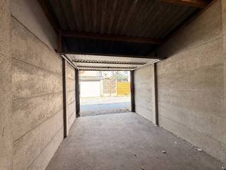 Op zoek naar een veilige en praktische parkeer- of bergruimte?<br /><br />Deze garagebox, nummer 132, bevindt zich in een <strong>verzorgd garagecomplex</strong> aan de Dahliastraat in Gent. De afgesloten gemeenschappelijke inrit zorgt voor extra veiligheid en privacy. <br /><br />De garagebox is gemakkelijk bereikbaar en geschikt voor het stallen van een wagen, motor of fietsen, maar kan eveneens interessant zijn als extra bergruimte of als investering. <br /><br />Een bijkomende troef is de <strong>aparte toegang voor voetgangers en fietsers</strong> via de Fuchsiastraat.<br /><br />Voor meer informatie en een bezoek, neem dan contact op met <strong>Debora </strong>via <strong>debora@convas.be</strong>