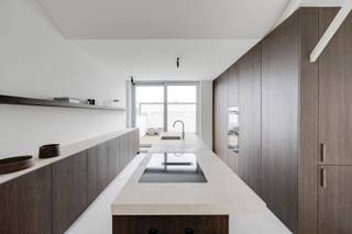 <p><span>Iconische loft aan het begeerde Eilandje.</span></p><p><span> </span></p><p><span>Wonen met karakter in een industriële setting op een toplocatie. </span></p><p><span> </span></p><p><span>Welkom in deze uitzonderlijke, volledig gerenoveerde loft van ca. 278 m², waar ruimte, design en hedendaags comfort centraal staan. Een plek waar elke vierkante meter niet alleen nuttig is, maar ook sfeervol en authenticiteit uitstraalt.</span></p><p><span> </span></p><p><span>Denk aan hoge plafonds, grote raampartijen en natuurlijke materialen.</span></p><p><span> </span></p><p><span>Hier leef je op het bruisende Eilandje, om de hoek van het Willemdok en de Napoleonkaai. Hier ben je omgeven door architectuur, gastronomie, de gezelligste terrassen en wandel je zo de stad in.</span></p><p><span> </span></p><p><span> </span></p><p><span>Waarom je hier wil wonen</span></p><p><span>- Iconische loftsfeer met industriële accenten en veel licht</span></p><p><span>- Ruim terras met veel privacy en namiddag/avondzon</span></p><p><span>- Masterbedroom met ensuite badkamer en dressing</span></p><p><span>- 3 ruime gastenkamers met 2</span><span><sup>de</sup></span><span> badkamer</span></p><p><span>- Mogelijkheid tot aankoop autostaanplaats (€ 45.000)</span></p><p><span> </span></p><p><span> </span></p><p><span>De loft ligt op de hoogste verdieping van een oud pakhuis. Er is een royale leefruimte met trap naar de open leefkeuken. Het kloppend hart van de loft. Open, luchtig, licht en met toegang naar het terras.</span></p><p><span> </span></p><p><span>De op maat gemaakte keuken werd voorzien van alle toestellen en werd met mooie materialen afgewerkt. De betonvloeren sluiten perfect aan bij het industriële karakter van de loft en de natuurlijke materialen in de keuken.</span></p><p><span> </span></p><p><span>Er is een ruime masterbedroom met een ensuite badkamer én aansluitend een dressing voor al jullie (haar) kleren.</span></p><p><span> </span></p><p><span>De 3 gastenkamers delen een 2</span><span><sup>de</sup></span><span> badkamer. Wat heb je nog meer nodig? Speelkamer of hobbykamer? De polyvalente ruimte is perfect als speelruimte, tv-kamer of home office. Heerlijke plek om te onthaasten van de stad.</span></p><p><span> </span></p><p><span>Dit is niet zo maar een appartement. Dit is een echte lofte mét karakter en een zee van ruimte.</span></p><p><span> </span></p><p><span>Plan je bezoek via <span>www.sinjoor.be</span></span><span> of bel ons voor meer informatie 03 283 05 00.</span></p><p><span> </span></p>