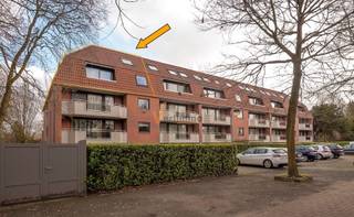 <h1><span>Smaakvol gerenoveerd luxe-appartement van 250 m² in Koningshof-Schotenhof</span></h1><p><span>Dit exclusieve appartement van </span><span>250 m²</span><span> werd in 2022 </span><span>volledig gerenoveerd met hoogwaardige materialen</span><span> en combineert een stijlvolle, tijdloze uitstraling met hedendaags wooncomfort. Hier geniet je van een groene, rustige omgeving én tegelijk van de nabijheid van winkels, scholen en openbaar vervoer.</span></p><p><span>Op wandelafstand vind je o.a. bakker </span><span>Dellafaille</span><span>, </span><span>Delhaize</span><span> en de idyllische wandelpaden langs de Vaart. Een absolute toplocatie voor wie rust en luxe wil combineren.</span></p><h2><hr /><span>Waarom kiezen voor dit appartement?</span></h2><ul><li><span>Energiezuinig</span><span>: EPC-label </span><span>B</span><span> lage energiekosten.</span></li><li><span>Volledig vernieuwd (2022)</span><span>: inclusief nieuwe elektriciteit (conform attest), luxekeuken, sanitair en airco, prachtige visgraatparket</span></li><li><span>Privacy &amp; groen</span><span>: panoramisch uitzicht op de prachtige parktuin, zonder inkijk.</span></li></ul><h2><hr /><span>Indeling</span></h2><p><span>Derde verdieping</span></p><ul><li><span>Stijlvolle inkomhal met vestiaire en gastentoilet.</span></li><li><span>Ruim salon met hoge plafonds, gezellige open haard en aansluitend terras.</span></li><li><span>Open mezzanine die extra licht en ruimtegevoel toevoegt.</span></li><li><span>Luxueus ingerichte keuken met AEG-toestellen: stoomoven, vacuümlade, klassieke oven, vaatwasser en inductievuur.</span></li><li><span>Aansluitende eetruimte en een extra bureaukamer met terras (</span><span>ook bruikbaar als eetkamer of 4de slaapkamer).</span></li><li><span>Praktische berging/wasplaats </span></li><li><span>slaapkamer 1.</span></li></ul><p><span>Vierde verdieping</span></p><ul><li><span>Indrukwekkende </span><span>mastersuite</span><span> met ensuite badkamer en dressing.</span></li><li><span>Tweede douchekamer met lavabo en wc.</span></li><li><span>Derde slaapkamer.</span></li></ul><h2><hr /><span>Extra troeven</span></h2><ul><li><span>Ondergrondse autostaanplaats (verplichte optie: 25.000).</span></li><li><span>Privékelder, bereikbaar met de lift.</span></li><li><span>Airconditioning voor optimaal comfort.</span></li></ul><h3><hr /><span>Een unieke kans</span></h3><p><span>Dit appartement is de perfecte match voor wie </span><span>ruimte, luxe en een uitzonderlijke locatie</span><span> zoekt.<br />Contacteer </span><span>Verlimmo</span><span> voor een bezichtiging: </span><span>03/658.95.58</span></p>