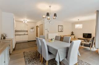 <p><span>Aangenaam energiezuinig 2-slaapkamerappartement met autostaanplaats</span></p><p><span> </span></p><p><span>Dit aantrekkelijke appartement is gelegen aan de rand van Leuven biedt een ideale combinatie van comfort en bereikbaarheid. Met een totale woonoppervlak van 96 m² en 2 terrassen biedt dit appartement een perfecte uitvalsbasis. </span></p><p><span>We betreden het appartement via een inkomhal die toegang biedt tot een open woon- en eetkamer met toegang tot een eerste terras aan de voorzijde van het gebouw. De keuken is goed uitgerust met alle basis faciliteiten. </span></p><p><span>De twee slaapkamers zijn voldoende ruim en voorzien van een toegang tot het tweede terras aan de achterzijde van het gebouw. Beide kamers hebben grote ramen die veel daglicht binnenlaten en kunnen modern worden ingericht. De badkamer is praktisch ingericht met bad/douche combinatie en een wastafel. Een aparte wasruimte en toilet vervolledigen dit appartement. </span></p><p><span>In de kelderverdieping werd er voorzien in een ruime kelderberging en een overdekte autostaanplaats, deze zijn inbegrepen in de verkoopwaarde. </span></p><p><span>Bent u op zoek naar een aangenaam appartement in een recent gebouw? Zoek niet verder en maak vandaag nog een afspraak! </span></p><p><span> </span></p>