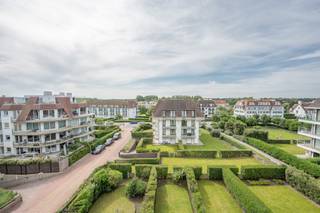 Gesloten garagebox te huur voor 1 wagen in een villa residentie in het Zoute. Gemakkelijk toegankelijk. Contacteer Knokke Real Estate voor...