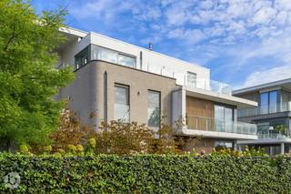 Op een absolute toplocatie, op wandelafstand van het bruisende centrum van Peulis, bevindt zich dit hoogwaardige en energiezuinige penthouse. Winkels, scholen en het openbaar vervoer liggen allemaal binnen handbereik. Met een bewoonbare oppervlakte van 121 m², twee volwaardige slaapkamers, een uitmuntende energiescore (EPC A) en een indrukwekkend terras van maar liefst 115 m², biedt deze eigendom een unieke combinatie van comfort, ruimte en klasse.<br /><br />Via de inkomhal op de tweede verdieping, uitgerust met vestiaire en een apart gastentoilet, betreedt u het appartement. De riante, lichtrijke leefruimte biedt alle vrijheid voor de inrichting van een sfeervolle zithoek met gashaard en een elegante eethoek. Hét absolute toonbeeld van luxe is het rondom gelegen terras van 115 m², waar u van 's ochtends tot 's avonds volop van de zon geniet. De eetruimte sluit naadloos aan op de hoogwaardig afgewerkte keuken, die voorzien is van kwalitatieve, hoogwaardige inbouwtoestellen en een aanpalende, praktische berging. De discrete nachthal leidt naar de twee comfortabele slaapkamers en de stijlvolle badkamer, uitgerust met een inloopdouche en een dubbel wastafelmeubel.<br /><br />Buiten heeft u toegang tot de fraai aangelegde gemeenschappelijke tuin. Als kers op de taart beschikt het gebouw ondergronds over een exclusieve gemeenschappelijke fitnessruimte. In de vraagprijs is reeds één ondergrondse autostaanplaats met bijhorende berging inbegrepen, de aankoop van een tweede staanplaats met berging is mogelijk.<br /><br />Dit penthouse is uiterst hoogwaardig uitgerust met onder meer airconditioning, een ventilatiesysteem, maatkasten en een droom van een keuken. De uitstekende EPC-score maakt dit eigentijdse plaatje compleet.<br /><br />Een zeldzame opportuniteit voor wie op zoek is naar een lichtrijk, instapklaar penthouse met een riant terras in Putte. Neem voor meer informatie of een bezoek contact met ons op via 0472 82 80 66 of info@boonstravastgoed.be.<br /><br />Bijzonderheden:<br />- Twee volwaardige slaapkamers<br />- Uitstekende energiescore (EPC Label A)<br />- Inclusief autostaanplaats met berging (tweede verplicht aan te kopen)