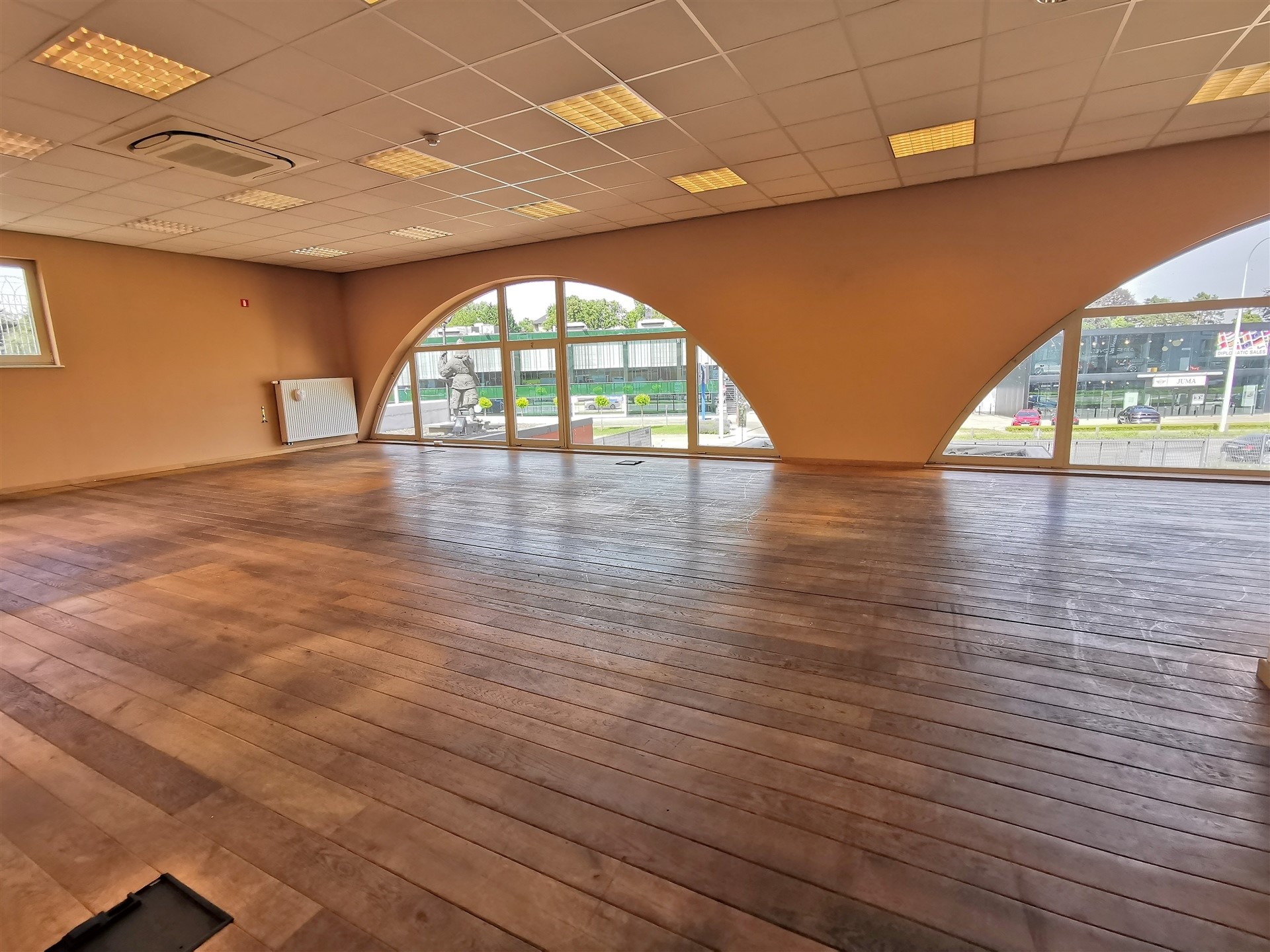 Bedrijfspand met verschillende mogelijkheden op uitstekende locatie - foto 2