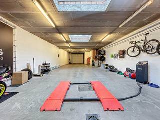 <p>Energiezuinige woning op wandelafstand van winkels, scholen, openbaar vervoer en het centrum. Het pand bestaat uit twee afzonderlijke entiteiten: Woning en loods, elk met een eigen huisnummer. De woning beschikt over een inkomhal met vestiaire. Op de eerste verdieping bevindt zich een gezellige leefruimte met parketvloer, zit- en eethoek en gashaard. Aansluitend is er een volledig uitgeruste open keuken met kookeiland en toegang tot het privatief dakterras, dat kan worden uitgebreid over de volledige oppervlakte van de loods. Verder zijn er een berging/bureel en een apart toilet. De tweede verdieping telt twee ruime slaapkamers en een ingerichte badkamer met douche, ligbad, dubbele lavabo en toilet. Via een trapluik bereikt u de zolder, die mits een vaste trap kan worden ingericht als derde slaapkamer. De loods is een ruime plaats/garage van ca. 140 m² met sectionale poort (3 m hoogte), industriële verwarming en drijfkracht. Niet-hinderende activiteiten zijn toegestaan.</p>
<p>Extra troeven:</p>
<ul>
<li>Energiezuinig</li>
<li>Conforme elektriciteitskeuring</li>
<li>Airco’s</li>
<li>Woning en loods apart verhuurbaar</li>
<li>Realistische huurprijs loods: ± €1.000/maand</li>
<li>Bruikbare vloeroppervlakte: 269 m²</li>
<li>Centrale ligging</li>
<li>Hoogwaardige afwerking en instapklaar</li>
</ul>
<p>Deze woning is te koop ZONDER makelaar via Smart Houses. Inlichtingen of een bezoek: contacteer de eigenaar via 0478/37.14.59.</p>