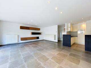 <p><strong>BEZOEK ENKEL AANVRAGEN VIA IMMODAVINCI.BE<br /><br />LIGGING<br /></strong>Dit aangename appartement is gelegen op <strong>de Markt in Deinze</strong>, in het bruisende stadscentrum. Vanuit het appartement bevinden winkels, gezellige horecazaken, cafés en dagelijkse voorzieningen zich letterlijk op wandelafstand. Ook de wekelijkse markt en diverse lokale handelszaken zorgen voor een levendige en aangename sfeer rondom het appartement. Dankzij de centrale ligging zijn ook <strong>scholen, openbaar vervoer en belangrijke verbindingswegen</strong> vlot bereikbaar. Het station van Deinze bevindt zich op korte afstand en biedt een uitstekende treinverbinding richting onder meer <strong>Gent, Brugge en Kortrijk</strong>. Met de wagen zijn bovendien de belangrijkste invalswegen en de E17 gemakkelijk bereikbaar.</p>
<p><strong>INDELING<br /></strong>Dit bijzonder<strong> ruime en instapklare appartement</strong>, gelegen op de eerste verdieping, biedt een uitstekende combinatie van ruimte, lichtinval en hedendaags wooncomfort. Via de inkomhal betreedt u de <strong>lichtrijke leefruimte</strong>, waar grote raampartijen zorgen voor een aangename, open sfeer. De leefruimte sluit naadloos aan op de <strong>volledig geïnstalleerde open keuken</strong>. Verder beschikt het appartement over een <strong>praktische berging/wasplaats</strong>, een<strong> gastentoilet</strong> en een verzorgde badkamer, uitgerust met een <strong>ligbad met douchemogelijkheid</strong>. De hal geeft verder toegang tot <strong>twee de slaapkamers </strong>waarvan 1 met ingemaakte kasten. Een absolute troef is dat beide slaapkamers rechtstreeks toegang bieden tot het <strong>ruime en zonovergoten terras</strong>. Dankzij de <strong>automatische zonneluifel</strong> kan u het terras bovendien ook op zonnige dagen optimaal benutten. Als extra comfort beschikt het appartement over een <strong>privatieve kelderberging</strong> én een <strong>privatieve autostaanplaats </strong>binnen het complex.<br /><br />Huurprijs: € 950/maand<br />Forfait gem. kosten: € 85/maand<br />Huurovereenkomst: 3 jaar (verlengbaar)<br />Onmiddellijk beschikbaar<br />EPC: 61 kWh/m2<br /><br /><strong>BEZOEK AANVRAGEN ENKEL VIA DE WEBSITE IMMODAVINCI.BE</strong></p>
