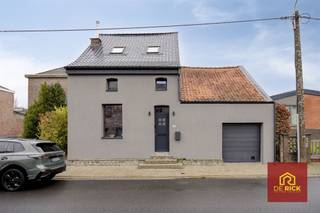 Cette propriété récemment rénovée est située à proximité des commerces et des transports en commun et après avoir été rénovée