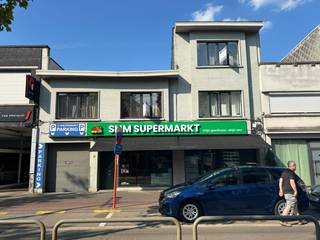 Centraal gelegen appartement in het centrum van de stad Mortsel, vlakbij winkels en openbaar vervoer.Indeling:Eetkamer: +/- 25,5 m² laminaat.Salon:...