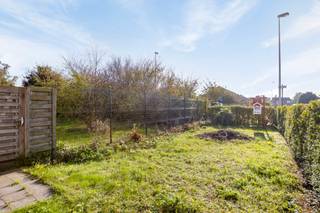 <p>Bent u op zoek naar een bouwgrond voor halfopen bebouwing in Oostende? Dan biedt dit perceel van 421 m², gelegen in de residentiële omgeving van Oud Vliegveld, een mooie opportuniteit om uw eigen woning te realiseren.<br /> </p>
<p>Kenmerken:</p>
<ul><li>Totale oppervlakte van 421 m²</li><li>Bestemd voor halfopen bebouwing</li><li>Mogelijkheid om een woning volledig naar eigen smaak te realiseren</li><li>Aangename en residentiële ligging</li><li>Vlotte verbinding met het centrum van Oostende</li><li>Goede bereikbaarheid via de belangrijke invalswegen</li><li>Winkels, handelszaken en andere dagelijkse voorzieningen in de nabije omgeving</li><li>Interessante ligging voor wie rustig wil wonen met de stad binnen handbereik</li></ul>
<p>Een mooie kans voor wie op zoek is naar een bouwgrond in Oostende en een moderne, energiezuinige woning volledig naar eigen wensen wil realiseren.</p>
<p> </p>
Neem vandaag nog contact op met je ERA-makelaar voor een bezoek.<br /><br />JOUW DROOMAPPARTEMENT. ZO GEVONDEN!