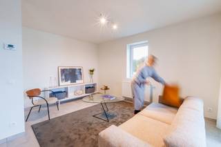 Ben je op zoek naar een nieuwe thuis of een interessante investering in het hart van Ingelmunster? Ontdek dit energiezuinige en moderne nieuwbouwappartement in Residentie Geuze St. Louis, gelegen op de historische brouwerijsite van Brouwerij Vanhonsebrouck.
Je woont in het centrum, op wandelafstand van winkels, scholen, horecagelegenheden, het gemeentehuis, openbaar vervoer en het station. Zin in een ontspannende wandeling of fietstocht? Het nabijgelegen kanaal Roeselare-Leie en de prachtige Mandelvallei bieden een oase van rust en natuur.
Dit appartement (91,54 m² woonoppervlakte) op de tweede verdieping beschikt over een inkomhal, een lichtrijke woon- en eetkamer, een geïnstalleerde open keuken, een praktische berging, 2 slaapkamers, een functionele badkamer en een mooi terras. Dankzij de hoge plafonds (2,5m tot 3m hoog!) en de hoge ramen geniet je van veel lichtinval en een ruimtelijk gevoel. De privé parkeerplaatsen zijn ondergebracht in een afzonderlijke, veilige parkeerhaven achter het gebouw. Je fiets kan je stallen in een gemeenschappelijke fietsenberging.
Contacteer ons voor meer informatie of een bezoek ter plaatse.