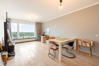 Dit instapklare appartement is gelegen aan de rand van de gegeerde Tentoonstellingswijk, op wandelafstand van het groene Park Den Brandt in Wilrijk. Een rustige en residentiële omgeving met een uitstekende bereikbaarheid.<br />Het appartement beschikt over een lichtrijke leefruimte met aansluitende keuken, twee volwaardige slaapkamers waarvan één ruime slaapkamer met toegang tot het terras, een badkamer met ligbad en een apart toilet. De keuken kan eenvoudig worden omgevormd tot een moderne open keuken.<br />Het ruime terras biedt een prachtig open uitzicht en is de ideale plek om te genieten van de mooie zonsopgangen.<br />Het appartement is momenteel verhuurd aan woonhaven dat zorgt voor een gegarandeerde huurinkomsten.<br />Technisch beschikt het over een conforme elektrische installatie, EPC-label B, een asbestattest zonder asbest en een conformiteitsattest. Het gebouw beschikt over een conciërge. De gemeenschappelijke kosten bedragen €222/maand en omvatten onder meer verwarming, water, conciërgediensten en syndicus.<br />Tram 6 stopt recht voor het gebouw en biedt een vlotte verbinding naar het centrum van Antwerpen. Ook met de wagen zijn de belangrijkste invalswegen snel bereikbaar.<br />Kortom, een uitstekende opportuniteit voor wie op zoek is naar een instapklaar appartement met twee slaapkamers, een ruim terras, een prachtig uitzicht en een toplocatie nabij Park Den Brandt.<br /><br />Troeven:<br />- Gegeerde ligging nabij Park Den Brandt<br />- Instapklaar<br />- Twee slaapkamers, waarvan 1 ruime slaapkamer met terras<br />- Prachtig uitzicht en mooie zonsopgangen<br />- Elektriciteit conform, goeie EPC en geen asbest<br />- Conciërge aanwezig<br />- Uitstekende bereikbaarheid met auto en openbaar vervoer<br />- Gemeenschappelijke kosten inclusief o.a. verwarming, water, conciërge en syndicus<br /><br />Neem snel contact op voor meer informatie of een bezoek ter plaatse.<br />📞 +32 489 55 79 90<br />📧 immo@fidimco.be