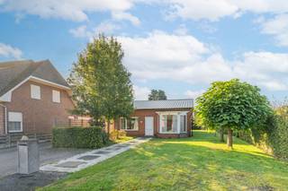 Vrijstaande laagbouw op een perceel van circa 852 m² in een uitermate rustige kindvriendelijke omgeving!<br /><br />Deze gerenoveerde woning is uitermate rustig gelegen in een groene omgeving zonder doorlopend verkeer en toch op wandel -en fietsafstand van winkels, scholen, en andere faciliteiten.<br /><br />Indeling: inkomhal, open en lichtrijke woonkamer met salon/eetplaats, open keuken, badkamer, wasplaats, toilet, 2 ruime slaapkamers en 1 kleine slaapkamer/bureau.<br /><br />Omschrijving:<br />De woning bestaat uit een inkomhal die toegang biedt tot de verschillende ruimtes. De leefruimte omvat een gezellige zithoek en een lichtrijke eetkamer. Aansluitend bevindt zich de open keuken met kookeiland. Vanuit de keuken en eetkamer heb je een mooi zicht op de tuin.<br /><br />Verder zijn er 2 ruime slaapkamers en een bureauruimte/kleine slaapkamer aanwezig. De badkamer is uitgerust met een lavabo en een douche. Daarnaast beschikt de woning over een apart gastentoilet en een praktische wasplaats. <br /><br />Buiten vind je een aangelegde oprit, een aangename tuin met zuidgericht terras, een poolhouse achteraan en een afzonderlijke garage plus carport.<br /><br />Bijzonderheden:<br /><br />* Rustige, groene en toch centrale omgeving.<br />* Garage, carport en poolhouse<br />* Ruime tuin<br />* Geen renovatie verplichting: energielabel C<br />* Volledige renovatie in 2019.<br />* Elektriciteit is conform<br />* Asbestveilig