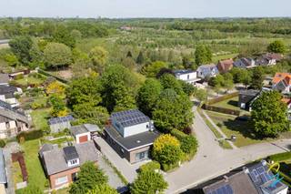 In een rustige en idyllische wijk, vlakbij het centrum van De Pinte, bevindt zich deze instapklare woning met een uitstekende ligging. U geniet hier van absolute rust, terwijl alle voorzieningen en het centrum zich op korte afstand bevinden. Bovendien ligt het prachtige Parkbos op wandelafstand.<br /><br />Indeling<br />Via de inkomhal met gastentoilet en bureauruimte betreedt u de lichtrijke woonkamer, die naadloos aansluit op de keuken. Vanuit de keuken heeft u toegang tot een aangenaam terras. Op het gelijkvloers bevinden zich daarnaast nog een slaapkamer met aansluitende dressingroom en een badkamer uitgerust met zowel douche als bad.<br />Extra bergruimte is voorzien achter de keuken.<br /><br />Op de eerste verdieping vindt u drie volwaardige slaapkamers, een tweede badkamer met douche en lavabo tevens is nog een apart toilet. Een ruime zolder sluit het geheel af. <br /><br />Deze voormalige bungalow werd in 2011 grondig verbouwd en uitgebreid met een extra woonunit op de bovenverdieping. De combinatie van oud en nieuw zorgt voor een harmonieus geheel met een hedendaags comfortniveau.<br /><br />Troeven<br /><br />Instapklaar<br />Grondig verbouwd in 2011<br />24 zonnepanelen met groenestroomcertificaten. <br />Energiezuinig (EPC B)<br />Rustige, groene omgeving<br />Uitstekende bereikbaarheid<br /><br />Bezoeken<br />Bezoeken zijn mogelijk, mits afspraak.<br /><br />Contacteer:<br />Simon Coens<br />📞 0478/206.774<br />✉️ simon@cornelis-goeman.be<br /><br />Of website : Cornelis &amp; Goeman.