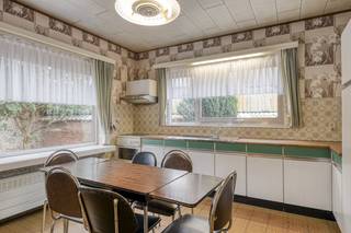 In Rupelmonde vinden we deze laagbouwwoning met een praktische indeling en veel potentieel.<br />De woning is gelegen vlakbij De Schelde.<br /><br />Bij binnenkomst komen we in de inkomhal, die toegang biedt tot alle ruimtes. de woonkamer bevindt zich vooraan en is ruim. Aansluitende hebben we de keuken.<br />Verder zijn er drie slaapkamers, een badkamer, een aparte wasplaats met douche en een toilet.<br />De woning beschikt over twee ruime garages. Via één van de garages is er toegang tot de zolder van de woning. Ideaal voor extra stockage ruimte. De tuin is zeer ruim en zonnig.<br /><br />Dankzij de gelijkvloerse indeling is dit een toegankelijke woning, perfect voor zowel starters als mensen die comfortabel op één niveau willen wonen.<br /><br />Belangrijkste kenmerken:
<ul>
	<li>Gelijkvloerse laagbouwwoning met twee garages</li>
	<li>Drie slaapkamers</li>
	<li>Praktische indeling </li>
	<li>Rustige ligging in de Veerstalstraat</li>
</ul>
Aluminium ramen met dubbel glas en centrale verwarming op gas.<br />Bron bewoonbare oppervlakte : EPC - certificaat<br />Renovatieverplichting residentiële gebouwen van toepassing. Meer info: https://www.vlaanderen.be/een-huis-of-appartement-kopen/renovatieverplichting-voor-residentiele-gebouwen<br /><br />Een woning met een goede basis die, mits opfrissingen, kan omgetoverd worden tot een gezellige gezinswoning in hartje Rupelmonde.<br />Contacteer ons vandaag nog voor een bezoek! 03/775.78.79<br />Ben je ook van plan jouw eigendom te verkopen? Maak een afspraak voor een gratis schatting, wij maken er samen een succesverhaal van.