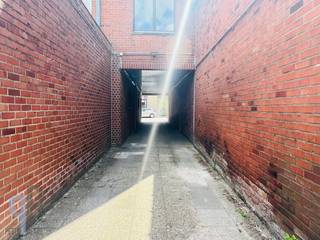 Te centrum Brakel bieden we 4 ruime garages aan (18 m²) gelegen op een privé terrein en afgesloten door een kantelpoort. Garage complex "Den Appel" wordt beheerd door een externe syndicus. De staanplaatsen hebben een oppervlakte van 27 m².  Kunnen afzonderlijk of samen aangekocht worden. De garages zijn momenteel verhuurd.<br />Prijs per garage : € 20000<br />Prijs per staanplaats : € 8000<br />Voor meer inlichtingen of een afspraak ter plaatse, contacteer Veronique 0483/676579