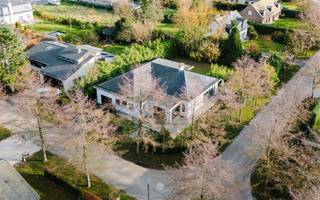 Te renoveren bungalow in gegeerde en rustige woonwijk te Hooglatem Lichtrijke volledig te renoveren bungalow op een perceel van 969 m², gelegen in...