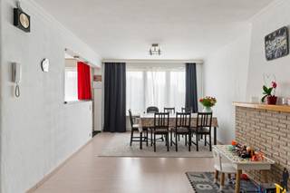 <p>Ruim en instapklaar appartement van ca. 80m²</p>
<p>In een rustige buurt gelegen op één kilometer van het <strong>Rivierenhof</strong> bevindt zich een ruim twee slaapkamer appartement gelegen op de Ter Heydelaan. Kortom een <strong>instapklaar</strong> 2-slaapkamer appartement gelegen in het groene Deurne.</p>
<p>Ligging:</p>
<p>- Op wandelafstand van het bekende Rivierenhof<br />- Goede verbinding naar de uitvalswegen<br />- Winkels, horeca, scholen en openbaar vervoer bevinden zich in de nabije omgeving<br />- Mobi-score: <strong>9/10!!!<br /><br /></strong>Indeling:</p>
<p>- Inkomhal<br />- Ruime <strong>lichtrijke</strong> leefruimte<br />- Keuken<strong> volledig geïnstalleerd.</strong><br />- Eerste ruime slaapkamer<br />- Tweede slaapkamer<br />- Badkamer met douche lavabo & toilet</p>
<p>Bijzonderheden:</p>
<p>- Algemene kosten: 225€ (inclusief verwarming, elektriciteit algemene delen, poetsdienst, ...)<br />- <strong>Twee </strong>kelderbergingen!<br />- Ideaal als woonst of <strong>opbrengsteigendom<br /></strong>- Momenteel verhuurd aan €800 per maand (exclusief kosten)<br />- Elektriciteit conform<br />- Asbestveilig</p>