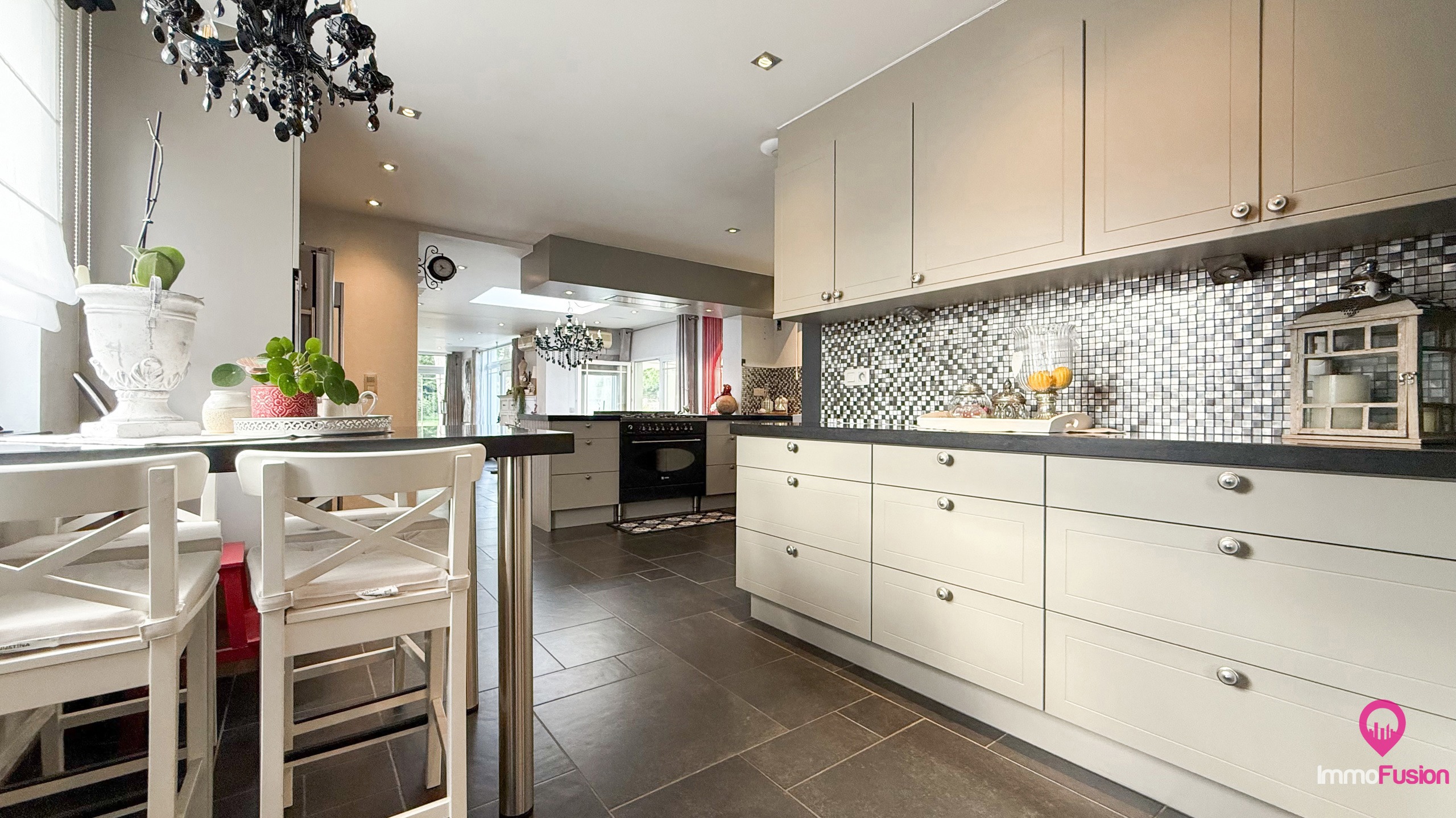 Grote, instapklare woning met 4slpk, veranda en garage! - foto 4