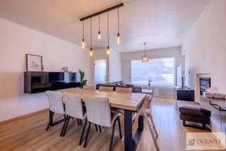 Bent u op zoek naar een prachtige instapklare woning op een uitstekende locatie in Herenthout? Deze mooie woning is centraal gelegen in Herenthout en combineert ruimte met de levendigheid van het dorpscentrum en een prachtige aangename tuin. Op wandelafstand bevinden zich tal van voorzieningen als winkels, horeca en openbaar vervoer. <br /><br />Binnenin wordt u verwelkomd in de inkomhal die uitgeeft op een mooie en gezellige leefruimte. Vanuit de leefruimte krijgt u toegang tot de volledig geïnstalleerde keuken. Naast de keuken is er ook nog een zeer praktische bergruimte aanwezig. Verder is er op het gelijkvloers nog een apart gastentoilet, een functionele bureauruimte en een zeer handige wasberging met nog een douchecabine aanwezig. <br /><br />Op de eerste verdieping bevinden zich twee mooie slaapkamers en een prachtige geïnstalleerde badkamer met een ruime inloopdouche, lavabo en toilet. <br /><br />Op de tweede verdieping is er een zeer mooie en ruime slaapkamer aanwezig, welke voorzien is van een airco. <br /><br />Ten slotte is er nog een heel aangename tuin aanwezig met een overdekte lounge en een tuinberging. Helemaal achteraan de tuin vindt u nog een praktische garage met een automatische poort, deze garage kan perfect dienen als werkplaats of extra bergruimte. <br /><br />De EPC-waarde bedraagt 225kWh/m² (Label C).<br /><br />Troeven: <br />+ Uitstekende locatie in Herenthout! <br />+ Charmante instapklare woning <br />+ 3 mooie slaapkamers <br />+ Alle nodige comfort aanwezig<br />+ Aangename tuin met overdekte lounge en garage <br />+ EPC C (Geen renovatieplicht!) <br />+ EK conform <br /><br />Interesse in deze prachtige instapklare woning in centrum Herenthout? <br />Contacteer ons snel via: <br />info@debaco.be of bel ons op 014/73.77.77 voor een bezoek ter plaatse!