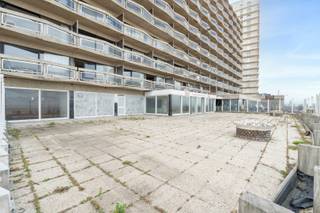 Unieke opportuniteit op de Zeedijk van Oostende! Dit te renoveren handelspand met een bruikbare oppervlakte van 345 m³ biedt tal van mogelijkheden voor ondernemers en investeerders. Gelegen op een absolute toplocatie, vlak aan zee en met zicht op de promenade, geniet u hier van een constante passage van zowel toeristen als lokale bewoners. Het pand is geschikt voor alle doeleinden: horeca, detailhandel, kantoor of vrij beroep. Dankzij de royale oppervlakte kan het pand volledig worden ingericht naar eigen wens en aangepast aan de noden van uw activiteit. De hoge zichtbaarheid en centrale ligging maken dit een ideale uitvalsbasis om een zaak met toekomst uit te bouwen. Dit is dé kans om uw ondernemersdroom waar te maken op een van de meest gegeerde locaties aan de Belgische kust. Een renovatie biedt bovendien de mogelijkheid om dit pand volledig te moderniseren en te transformeren tot een hedendaagse handelsruimte met maximale uitstraling. Mis deze unieke investering niet! Er hoort tevens een garage bij het pand!