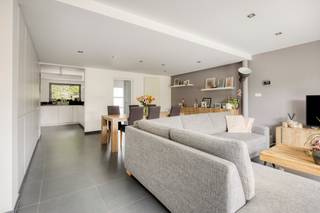 <p>Te koop: instapklare woning in Battel met open leefruimte en zuidoostgerichte tuin</p><p><br /></p><p>Deze prachtige woning ligt in het rustige Battel vlakbij Mechelen, met vlotte verbinding naar invalswegen. De open woonkamer biedt een prachtig uitzicht op de zonnige tuin, waardoor binnen en buiten naadloos in elkaar overlopen. Dankzij de verzorgde afwerking en de conforme attesten is het huis volledig instapklaar, ideaal voor wie zonder verbouwingen wil verhuizen.</p><p><br /></p><p>Belangrijkste ruimtes:<br />• Open woonkamer met ingemaakte kasten en tuinzicht<br />• Keuken met dubbele spoelbak, vaatwasser, dampkap, microgolfoven, koelkast, oven, elektrische kookplaat en ingemaakte kasten<br />• Drie slaapkamers<br />• Badkamer met inloopdouche en dubbele wastafel in meubel<br />• Kelder met wasruimte en aansluiting wasmachine<br />• Berging met verwarmingsketel<br />• Tuin (124 m², zuidoost) met terras en tuinhuis</p><p><br /></p><p>Troeven:<br />• Instapklaar<br />• Heel rustig gelegen in Battel<br />• Zicht op de zuidoostgerichte tuin vanuit de open woonkamer</p><p><br /></p><p>Neem vandaag nog contact op met je ERA-makelaar voor een bezoek.</p><p><br /></p><p>JOUW DROOMHUIS. ZO GEVONDEN!</p>