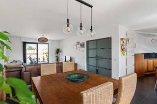 Uitzonderlijk ruim en instapklaar duplex appartement met 4 slaapkamers, 2 badkamers, riant terras en parking te centrum Borsbeek. Het...