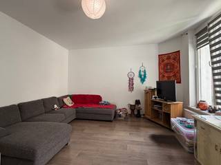 <p>Mooi appartement met 2 slaapkamers van 110 m² in een karaktervol gebouw, gelegen in het centrum van Ath.<br /><strong>Indeling:</strong> inkomhal, ruime en lichtrijke woonkamer, uitgeruste keuken met eetgedeelte, twee slaapkamers, nachthal met apart toilet, badkamer met bad en wastafel.<br />Het appartement beschikt ook over een <strong>privatieve kelder</strong>.</p>
<p><strong>Technisch:</strong> EPC C, dubbele beglazing, centrale verwarming op gas via een individuele ketel, elektrische installatie conform, gebouw voldoet aan de brand- en elektriciteitsnormen.</p>
<p><strong>Bezoeken op afspraak met IMMO BEGUIN:</strong> baptiste@immobeguin.be</p>