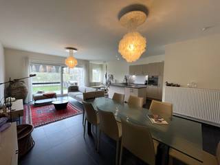 Dit instapklare, recente appartement biedt tal van mogelijkheden, of u het nu als woonst, kantoor of praktijkruimte wilt gebruiken. Ideaal...