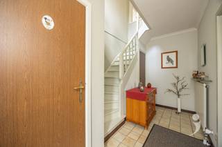 <p><span>Gelegen in een zeer rustige en aangename woonwijk in Wespelaar, vinden we deze instapklare gezinswoning met 4 slaapkamers en een zeer goed onderhouden tuin!</span></p><p><span> </span></p><p><span>Via de inkomhal, voorzien van een gastentoilet en handige bergruimte onder de trap, komen we in de leefruimte met zithoek en eetplaats. Aansluitend bevindt zich de volledig vernieuwde keuken, uitgerust met ingebouwde microgolfoven, oven, kookplaat, vaatwasser, koelkast, dubbele spoelbak, ingebouwde eettafel en kastruimte. Achteraan biedt de leefveranda een mooi zicht op de tuin en vormt het een ideale uitbreiding van de leefruimte. Verder beschikt de woning over een inpandige garage, ideaal als parkeerplaats of extra bergruimte. </span></p><p><span> </span></p><p><span>Op de eerst verdieping bevinden zich vier slaapkamers, allemaal voorzien van een laminaatvloer en een badkamer met bad-douchecombinatie, tweede toilet en wastafel. De zolderruimte, bereikbaar via een luik, biedt bijkomende stockage.</span></p><p><span> </span></p><p><span>De groene en uitstekend onderhouden tuin is een absolute troef en beschikt over een aangelegd terras, pergola, tuinhuis en serre en is bovendien volledig omheind. Verder is er ook nog een extra garagebox aanwezig.</span></p><p><span> </span></p><p><span>Kortom een ideale woning voor wie op zoek is naar rust, comfort en een heerlijke tuin om van te genieten. De woning zal beschikbaar zijn uiterlijk september 2027</span><span>.</span></p><p><span> </span></p><p><span>Interesse? Contacteer ons via 016 15 31 15 of info@immolivit.be</span></p>