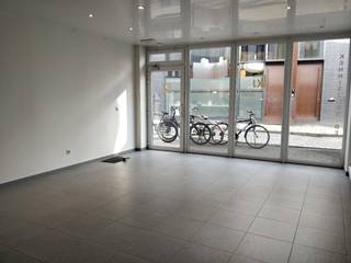 Dit handelspand heeft een totale oppervlakte van ongeveer 100 m² en bestaat uit een winkelruimte en een berging/keuken. Het pand is ook voorzien...