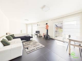 <p><span>Op wandelafstand van alle nodige voorzieningen vinden we dit appartement terug op de tweede verdieping van een recente en goed onderhouden residentie. </span></p><p><span>Een bakker, postkantoor, horeca, supermarkt, apotheek, scholen, … zijn allemaal op wandelafstand gelegen. </span></p><p><span> </span></p><p><span>De residentie werd gebouwd in 2009 en afgewerkt met kwalitatieve materialen. </span></p><p><span>Het appartement beschikt over een EPC A en beschikt over een nieuwe verwarmingsketel uit 2024 alsook is de elektriciteit conform gekeurd. </span></p><p><span> </span></p><p><span>Via de gemeenschappelijke lift of de trap bereiken we de tweede verdieping waar dit appartement gelegen is. </span></p><p><span>Binnenkomen doen we in de inkomhal waar zich ook het apart toilet bevindt. De open leefruimte beschikt over een aangename lichtinval dankzij de grote ramen. Aan de voorzijde werd een terras voorzien, toegankelijk via het schuifraam in de woonkamer. De keuken is voorzien van de nodige toestellen en een extra zitmogelijkheid. Naast de keuken vinden we een handige berging terug met aansluiting voor de wasmachine.</span></p><p><span>De slaapkamer werd aan de achterkant ondergebracht en beschikt over een extra terrasje. De aanhorende badkamer is voorzien van een lavabomeubel en een handige inloopdouche. </span></p><p><span> </span></p><p><span>Achter het gebouw bevindt zich een private staanplaats. </span></p><p><span> </span></p><p><span>Momenteel wordt het appartement verhuurd. Contacteer ons kantoor voor meer info. </span></p><p><span> </span></p><p><span>Pluspunten:</span></p><p><span>- in het centrum</span></p><p><span>- ideaal startersapp</span></p><p><span>- incl staanplaats</span></p><p><span> </span></p><p><span>Gemeenschappelijke kosten: € 90/maand</span></p><p><span> </span></p><p><span>De vermelde bewoonbare oppervlakte is de netto-oppervlakte van het appartement.</span></p><p><span> </span></p><p><span>EPC GD:</span></p><p><span>Certificaatnr: 20250601-0003614501-GD-1</span></p><p><span>Datum: 01/06/2025</span></p><p><span>Geldig tot: 01/06/2035</span></p>