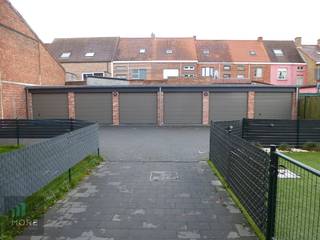 Autobox te koop in het centrum van Eeklo tegen een zacht prijsje. <strong>Momenteel enkel te koop samen met een appartement in dezelfde residentie.</strong><br />Garagebox met verlichting en stopcontact en privatieve sectionale poort<br /><br /><br /><br /><span><strong>Tekoopstelling onder voorwaarden; Zie www.more.be, "bijlagen" en onder voorbehoud van beschikbaarheid.</strong></span>
