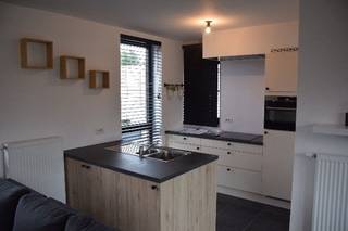Op slechts enkele kilometers van Ieper, in het gezellige Dikkebus, bevindt zich deze verzorgde en energiezuinige duplex. Dankzij de rustige ligging geniet u van een aangename woonomgeving, terwijl bakker, slager, school, apotheek en andere dagelijkse voorzieningen zich op wandelafstand bevinden.<br /><br />Via de inkomhal met ingebouwde vestiairekast en een apart gastentoilet komt u terecht in de lichtrijke leefruimte. De open keuken is volledig uitgerust met kwalitatieve AEG-toestellen, waaronder een inductiekookplaat, oven, vaatwasser, koelkast en dampkap. Aansluitend bevindt zich een praktische berging met aansluitingen voor een wasmachine en droogkast.<br /><br />Vanuit de leefruimte heeft u toegang tot het zonnige, zuidgerichte terras met onderhoudsvriendelijke grasmat, waar u in alle rust kunt genieten van een mooi uitzicht op de kerk van Dikkebus.<br /><br />Op de bovenverdieping bevinden zich twee volwaardige slaapkamers, een ruime nachthal en een comfortabele badkamer met een dubbele lavabo, douche en een tweede toilet.<br /><br />De duplex is bereikbaar via de lift en de trap, de bovenverdieping enkel via de trap. Op het gelijkvloers beschikt u bovendien over een gemeenschappelijke fietsenberging en een aparte ruimte voor afvalcontainers.<br /><br />De gemeenschappelijke kosten bedragen €50. Het appartement is beschikbaar vanaf november/december (te bespreken).<br /><br />