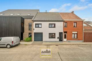 <p><span><span>Alweer VERKOCHT op 1e BEZOEKDAG. Contacteer RANDY REMUE 0479/ 99. 99. 90 als u ook op 1 DAG wil verkopen.</span></span></p><br /><p>"ABSOLUTE TOPPER" - Afspraak ENIGE BEZOEKDAG ENKEL telefonisch via Randy Remue op 0479/ 99. 99. 90, meer info via Facebook "remuerandy" - LIKE de pagina en blijf op de hoogte van alle nieuwe woningen. De stukken van de woning zijn te consulteren op www.immo-zone.be. Deze energiezuinige woning met 3 slpks, garage en tuin treffen we te Peperstraat 15, Oosterzele. Indeling: via de inkomhal begeven we ons links naar de ruime en lichtrijke leefruimte met zithoek en eetplaats, die naadloos overgaat in de volledig uitgeruste open keuken met afzonderlijke berging. Erachter bevindt zich de moderne badkamer met ligbad, ruime inloopdouche en dubbele wastafel. Aansluitend is er dan nog de wasplaats en vervolgens de tuinberging. Op het 1e verdiep treffen we de 3 slaapkamers waarvan de master bedroom met dressing. De ruime zolder is nog naar wens in te richten. De aangelegde tuin met terras, gazon en tuinhuis, is zeker een pluspunt. De woning beschikt nog over een inpandige garage. Zonnepanelen zijn aanwezig! Deze woning is een ABSOLUTE TOPPER voor gezinnen, starters en investeerders. Gelegen vlakbij winkels, scholen, openbaar vervoer en op 6 km van de autosnelweg. P-score: A / G-score: A. <br />VOOR ZEER SNELLE BESLISSERS!!<br />IMMO ZONE RHODELAND RANDY REMUE - 0479/ 99. 99. 90</p>