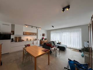 Dit appartement is gelegen op wandelafstand van de bus, bakker, winkels,... en is gelegen in een rustige straat. Het appartement is gelegen op de eerste verdieping en heeft op het gelijkvloers een extra berging en een parking. <br /><br />We komen het appartement binnen via een aparte inkomhal die toegang geeft tot de leefruimte. De leefruimte en keuken lopen in elkaar door en geven zicht en toegang tot het terras. <br />Hier kan je genieten van het zonnetje ( zuid gericht) en het is uitgerust met een zonnetent.<br /><br />Aan de keuken is de wasplaats voorzien. Verder beschikt het appartement over een apart toilet, een badkamer en 2 slaapkamers.<br /><br />* Beschikbaar vanaf 1 november 2026<br />* PLBE<br />* 3 maanden HWB<br />*€75/mnd Gemeenschappelijke kosten