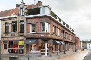 Gelegen<span><strong> in de dorpskern van Deerlijk</strong></span> bevindt zich dit <span><strong>veelzijdige handelspand met tal van mogelijkheden</strong></span> !<br />Op het gelijkvloers is er een <span><strong>charmante winkelruimte</strong></span> – (vroeger ingericht als fotostudio). Achteraan is er een<span><strong> bijzonder ruime zone  die perfect kan dienen als opslagplaats, atelier of werkruimte.</strong></span> Deze achterliggende ruimte is bovendien <span><strong>vlot bereikbaar via een sectionale poort</strong></span> langs de René De Clercqstraat, wat zorgt voor een praktische toegang voor leveringen of logistiek.<br />Op de bovenverdieping bevindt zich een <span><strong>aangenaam appartement </strong></span>dat comfort en functionaliteit combineert.<br />De <span><strong>l<strong>i</strong>chtrijke woonkamer sluit mooi aan op een geïnstalleerde keuken,</strong></span> waardoor een gezellige leefomgeving ontstaat.<br />Verder zijn er <span><strong>3 volwaardige slaapkamers en een badkamer uitgerust met ligbad en lavabo</strong></span>. Het appartement beschikt bovendien over een bijzonder <span><strong>aangenaam en gezellig terras waar het heerlijk vertoeven is in alle rust,</strong></span> een echte meerwaarde voor wie graag geniet van buitenruimte in het centrum.<br />Dankzij de<span><strong> centrale ligging in het hart van Deerlijk biedt dit pand een uitstekende visibiliteit en bereikbaarheid,</strong></span> terwijl het tegelijk de mogelijkheid biedt om het geheel – mits de nodige aanpassingen – ook als woongelegenheid te benutten. Een interessante opportuniteit voor wie <span><strong>wonen en werken wenst te combineren</strong></span> of op zoek is naar een investering met potentieel. ✨🏡<br />EPC : 485 en UC : 2815219<br />Wenst u meer info of een bezoek ? Contacteer Peter : 0496/176878