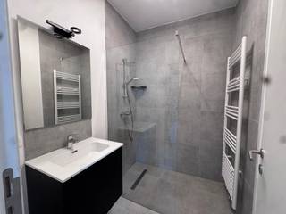 Deze volledig gerenoveerde woning combineert ruimte, comfort en een moderne afwerking. Ze beschikt over 3 slaapkamers, 2 badkamers, een lichtrijke leefruimte, een volledig uitgeruste keuken en zowel een terras op het gelijkvloers als een tweede terras op de verdieping. Dankzij de kwalitatieve renovatie is de woning volledig instap klaar.<br />De woning is gelegen op een rustige locatie, op korte afstand van het centrum van Bornem. Winkels, scholen, openbaar vervoer en recreatiemogelijkheden bevinden zich in de nabije omgeving, terwijl de vlotte verbinding met de belangrijkste invalswegen zorgt voor een uitstekende bereikbaarheid. Het pand heeft een EPC-label B en een UC van 3298511, en is voorzien van centrale verwarming op gas. Voor verdere inlichtingen, neem vrijblijvend contact op via het nummer 03/283 84 84 of mail naar viktor@ax-quality.be.