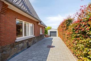 In de rustige Ambiorixstraat net buiten het stadscentrum, vind je deze woning op een perceel van 7a 80ca.<br />De inrit biedt plaats voor enkele auto's met doorrit naar de grote garage.<br /><br />INDELING: <br />x inkomhal met trap naar de verdieping: <br />x ruime woonkamer met goede lichtinval; <br />x aparte eetruimte; <br />x achtergelegen keuken; <br />x apart toilet; <br />x gezellige veranda met airco.<br /><br />Op de verdieping: <br />x 3 slaapkamers; <br />x badkamer.<br />x ruime zolder.<br /><br />Achter de woning een mooi terras en grote tuinberging.<br />Verder een diepe tuin.<br /><br />Momenteel wordt de woning nog leeggemaakt zodat er geen foto's van de binnenzijde beschikbaar zijn.<br /><br />INTERESSE? Maak dan telefonisch een afspraak voor bezichtiging op het nummer 012 23 00 23 of mail uw vragen aan roland@immo-leroi.be.